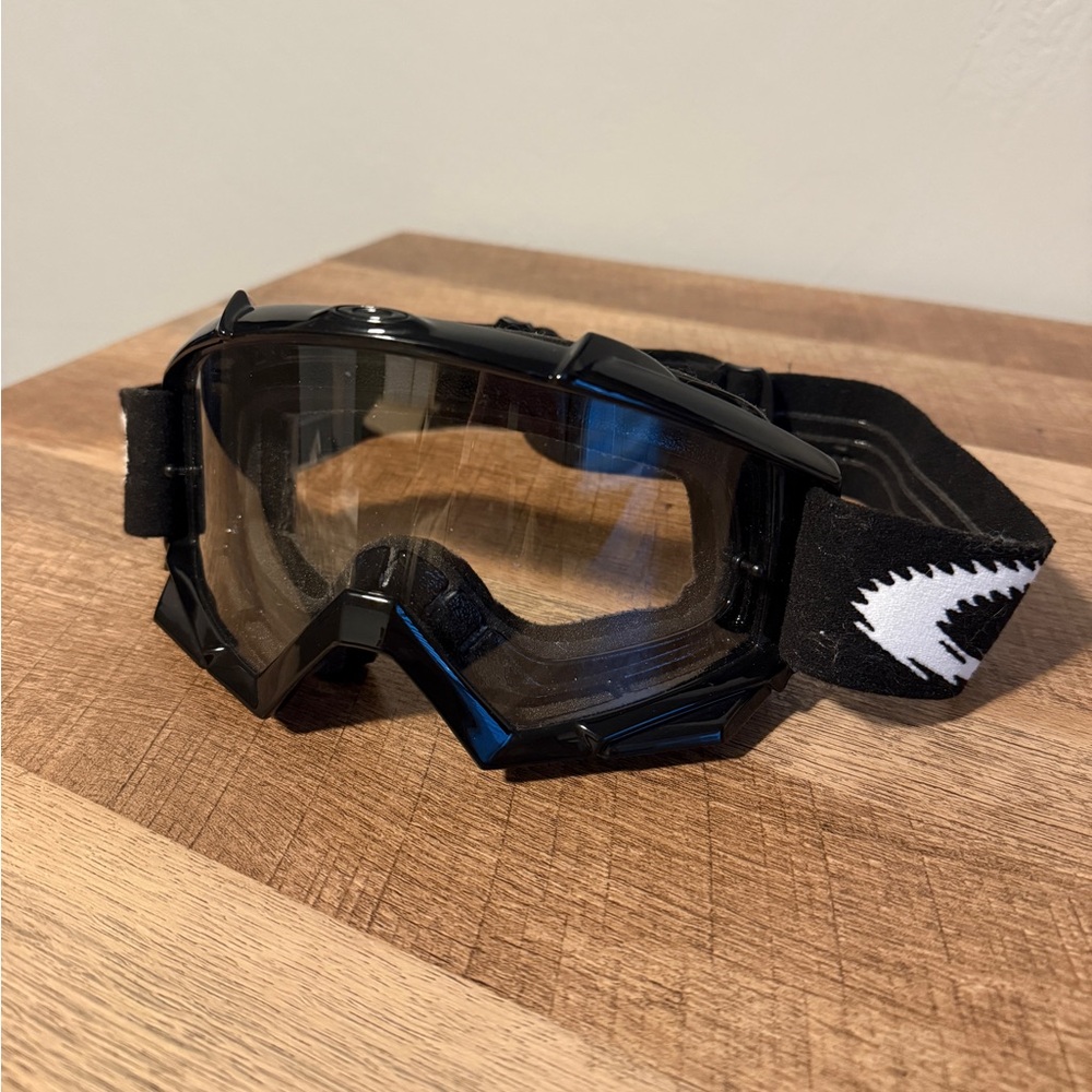 Oakley Black and White Ski/Snowboard goggles with Clear Lens